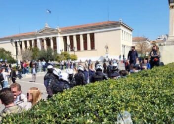 25η Μαρτίου: Νεοναζί πέταξαν τρικάκια στην παρέλαση της Αθήνας