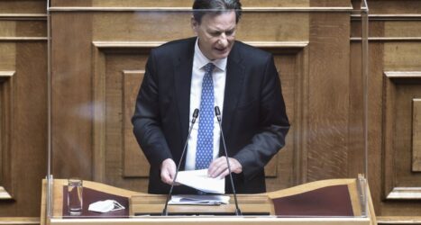 Σκυλακάκης: “Ενισχύουμε με σύνεση τόσο τα ευάλωτα νοικοκυριά όσο και τη μεσαία τάξη”