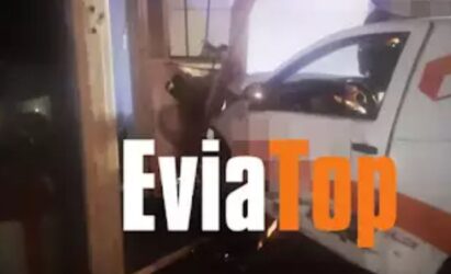 Χαλκίδα: Αυτοκίνητο έπεσε πάνω σε κατάστημα μετά από τροχαίο