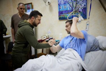 Πόλεμος στην Ουκρανία – Ζελένσκι: Επισκέφτηκε τραυματίες στο νοσοκομείο (ΒΙΝΤΕΟ & ΦΩΤΟ)