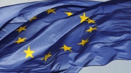 ΕΕ: Δίνει 100 δισ. ευρώ για την ανοικοδόμηση της Ουκρανίας