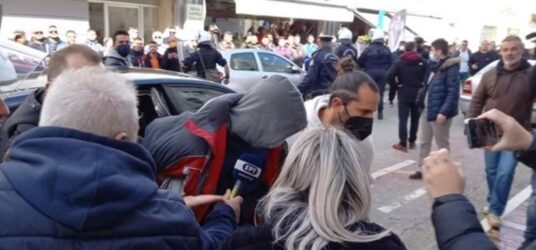 Ανδραβίδα: Συγκλονίζει το 12χρονο παιδί που βρήκε νεκρούς τη μητέρα και τα αδέρφια του