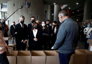 Θεσσαλονίκη: Στον χώρο συλλογής της ανθρωπιστικής βοήθειας για την Ουκρανία η Πρόεδρος της Δημοκρατίας