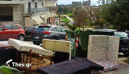 Θεσσαλονίκη: Σαλόνια και ντιβάνια σε πεζοδρόμια στην Ανω Πόλη (ΦΩΤΟ)