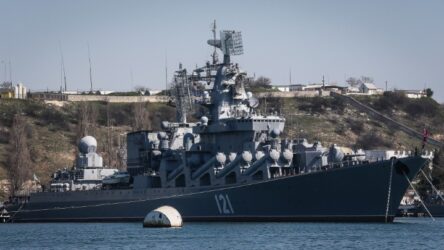 Εναν νεκρό και 27 αγνοούμενους παραδέχεται η Ρωσία για το καταδρομικό Moskva
