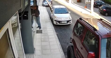 Θεσσαλονίκη: Εκανε διάρρηξη πρωινές ώρες χωρίς να καλύπτει το πρόσωπο (ΒΙΝΤΕΟ)