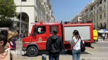 Θεσσαλονίκη: Τυλίχθηκε στις φλόγες φορτηγάκι στο κέντρο