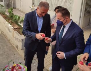 Οι…. αυγομαχίες Πέτσα – Καλαφάτη στη Θεσσαλονίκη (ΦΩΤΟ)