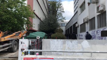 Θεσσαλονίκη: Ενταση στο ΑΠΘ – Αντικείμενα, μπογιές και νερό προς τις αστυνομικές δυνάμεις (ΒΙΝΤΕΟ & ΦΩΤΟ)