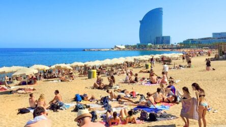 Βαρκελώνη: Απαγορεύει το κάπνισμα σε όλες τις παραλίες της από τον Ιούλιο