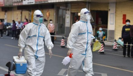 Κορονοϊός – Σανγκάη: Σφίγγει ο κλοιός – Η αστυνομία μπαίνει στα σπίτια και ψεκάζει