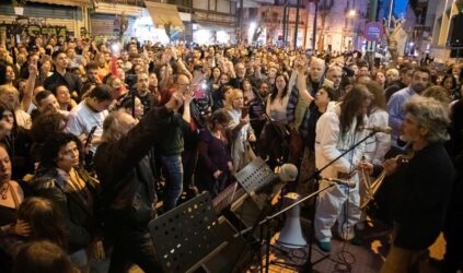 Πλήθος καλλιτεχνών βρέθηκε στη συναυλία συμπαράστασης προς τους υγειονομικούς-απεργούς πείνας (ΦΩΤΟ)