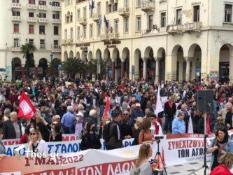 Θεσσαλονίκη: Εκατοντάδες διαμαρτυρόμενοι για την Πρωτομαγιά στο άγαλμα Βενιζέλου