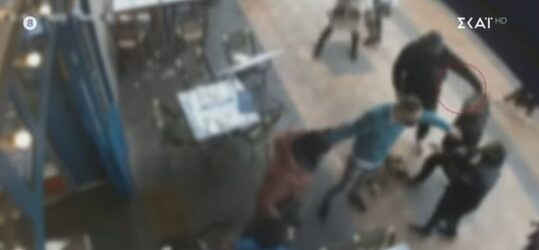 Σοκ στην Βούλα: Διανομέας μαχαίρωσε συνάδελφο του για μια… παραγγελία (ΒΙΝΤΕΟ)