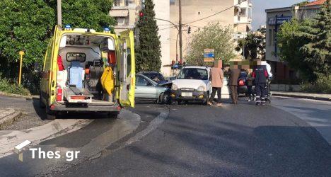 Θεσσαλονίκη: Σύγκρουση δύο αυτοκινήτων στο Ρετζίκι – Στο νοσοκομείο δύο άτομα
