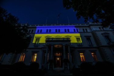 Στα χρώματα της Ουκρανίας το Προεδρικό Μέγαρο (ΦΩΤΟ)