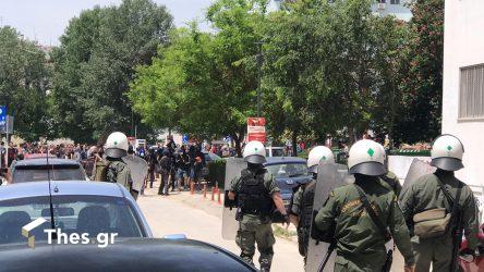 Θεσσαλονίκη: Επεισόδια μετά την πορεία για τα ιδιωτικά πανεπιστήμια – Εβαλαν φωτιά σε κάδο (ΒΙΝΤΕΟ)