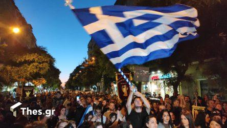 Θεσσαλονίκη: Εψαλλαν τον Εθνικό Υμνο μπροστά από το τουρκικό προξενείο (BINTEO & ΦΩΤΟ)