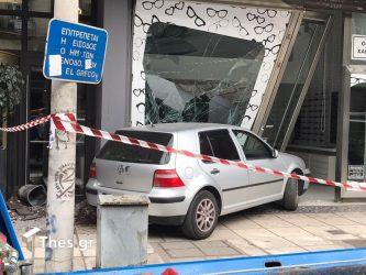 Θεσσαλονίκη: Αυτοκίνητο “καρφώθηκε” σε κατάστημα οπτικών στην Εγνατία (ΒΙΝΤΕΟ & ΦΩΤΟ)