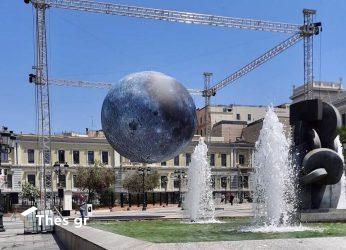 Αθήνα: Το τεχνητό φεγγάρι του Λουκ Τζέραμ κοσμεί την πλατεία Κοτζιά (ΦΩΤΟ)