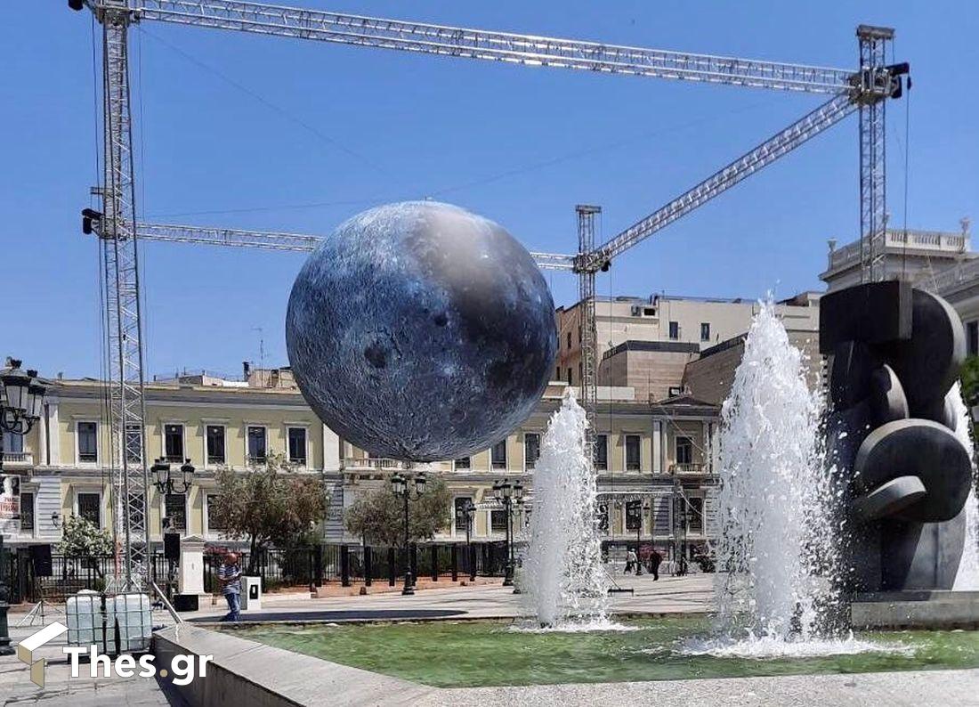 Thes - Αθήνα: Το τεχνητό φεγγάρι του Λουκ Τζέραμ κοσμεί την πλατεία Κοτζιά (ΦΩΤΟ)