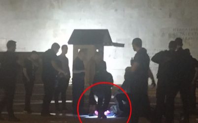 Τρόμος στο Σύνταγμα: Άνδρας με καραμπίνα απειλούσε να ανοίξει πυρ (ΒΙΝΤΕΟ)