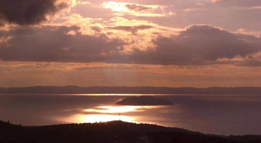 Ξενώνας Χοροστάσι Παρθενώνας Χαλκιδική Σιθωνία θέα