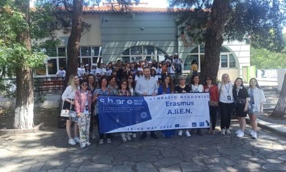 Μαθητές της ομάδας Erasmus του Γυμνασίου Μυγδονίας συναντήθηκαν με τον Παντελή Τσακίρη
