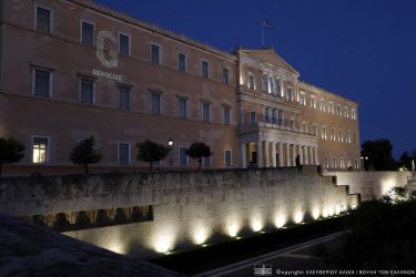 Γενοκτονία των Ποντίων: Φωταγωγήθηκε η Βουλή (ΦΩΤΟ)