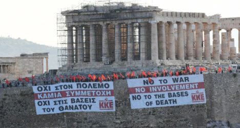 Μέλη του ΚΚΕ κρέμασαν πανό κατά του πολέμου στην Ακρόπολη (ΒΙΝΤΕΟ)