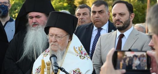 Καλαμαριά: Ο Οικουμενικός Πατριάρχης έριξε στεφάνι στη θάλασσα στη μνήμη των προσφύγων που χάθηκαν