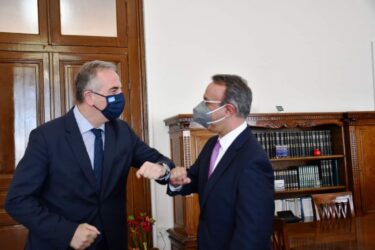 Η επίσκεψη του Χρήστου Σταϊκούρα στη Σάμο και το τηλεφώνημα στον Σταύρο Καλαφάτη