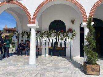 Γυναικοκτονία στην Καβάλα: Θρήνος στο τελευταίο “αντίο” στην 43χρονη (ΒΙΝΤΕΟ & ΦΩΤΟ)