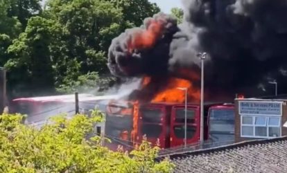 Εκρηξη σε γκαράζ λεωφορείων στο Λονδίνο – Στις φλόγες τέσσερα λεωφορεία