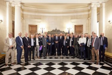 Με τους δημάρχους 33 μικρών ορεινών Δήμων της χώρας συναντήθηκε ο πρωθυπουργός (ΦΩΤΟ)