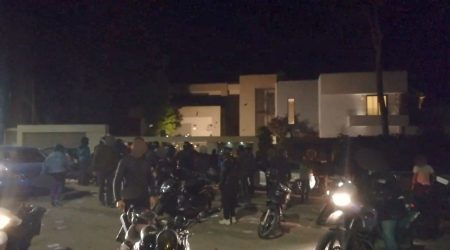 Μέλη του “Ρουβίκωνα” συγκεντρώθηκαν έξω από το σπίτι του προέδρου της ΔΕΗ (ΒΙΝΤΕΟ)