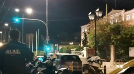 Σύνταγμα: Με ψυχολογικά ο ένοπλος – “Βασιλιάς Μίνωας πραξικόπημα” έγραψε στο πανό 