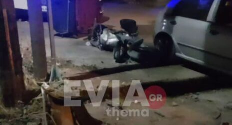 Χαλκίδα: Τροχαίο στην Εξω Παναγίτσα – Αυτοκίνητο διέλυσε μηχανή (ΒΙΝΤΕΟ & ΦΩΤΟ)