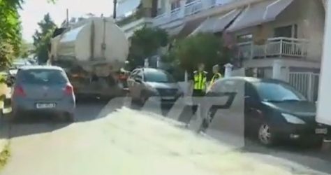 Σοκαρισμένοι οι κάτοικοι στη Νέα Μηχανιώνα – Το βυτιοφόρο συνέθλιψε το κεφάλι της (ΒΙΝΤΕΟ)