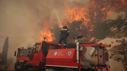 Φωτιά στη Βούλα: Σε καλύτερη κατάσταση – Η Πυροσβεστική βρίσκεται σε επιφυλακή 