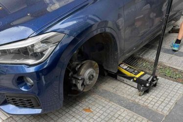 Θεσσαλονίκη: Εκλεψαν τα ζαντολάστιχα από το όχημα του αντιδημάρχου Σωκράτη Δημητριάδη (ΦΩΤΟ)