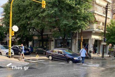 Θεσσαλονίκη: ΙΧ έπεσε σε φρεάτιο που άνοιξε λόγω της καταιγίδας