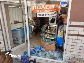 Θεσσαλονίκη: Οχημα παρέσυρε δύο άτομα και “εισέβαλε” σε ψιλικατζίδικο (ΒΙΝΤΕΟ & ΦΩΤΟ)