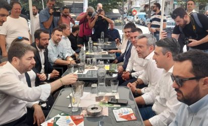 Ζέρβας Ανδρουλάκης κουβέντιασαν πίνοντας καφέ στην Τούμπα