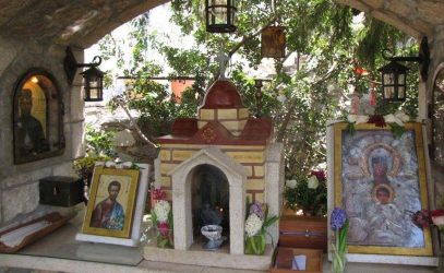 Μητροπολίτης καταγγέλλει δήθεν θαύματα σε εκκλησίες και πολιτικές παρεμβάσεις