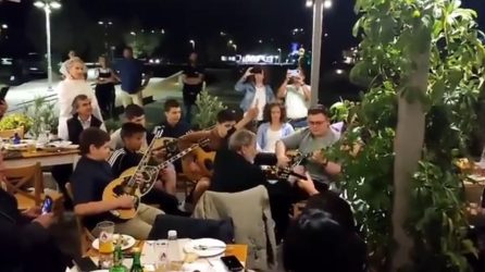 Φοβερή στιγμή: Ο Σταύρος Ξαρχάκος διευθύνει σε ταβέρνα στη Σύρο νεαρούς μπουζουξήδες στην Φραγκοσυριανή (ΒΙΝΤΕΟ)