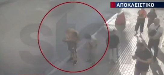 Βίντεο που σοκάρει: Ανδρας προσπαθεί να πνίξει παιδί στη μέση του δρόμου