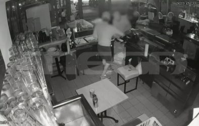 Θεσσαλονίκη: Αδειασαν το ταμείο σε ζαχαροπλαστείο και έφαγαν… παγωτό φεύγοντας (ΒΙΝΤΕΟ)