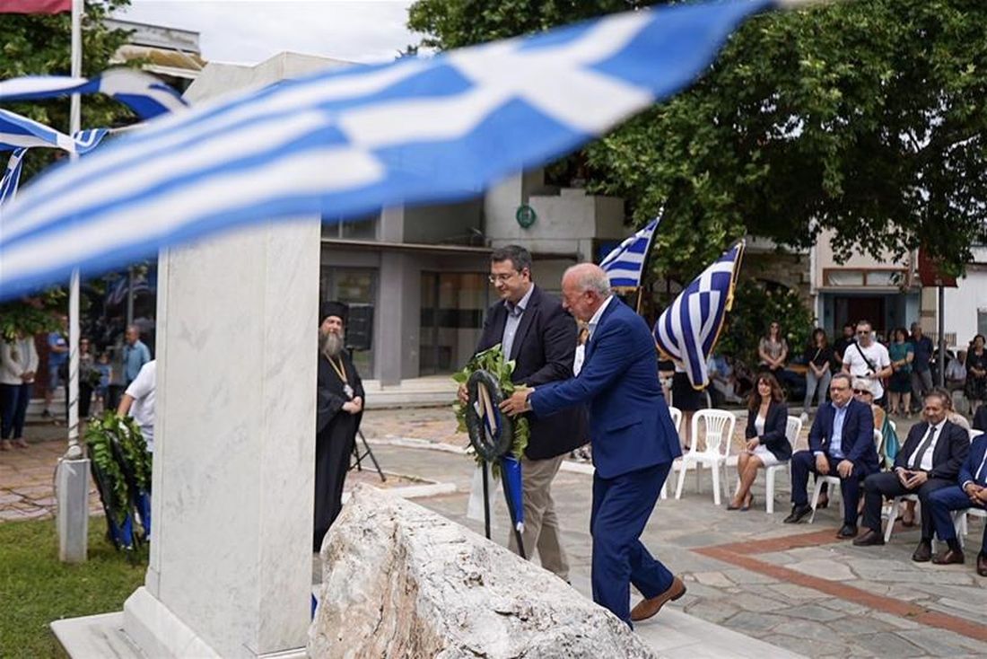 Απόστολος Τζιτζικώστας 