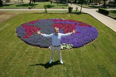 Δήμος Θεσσαλονίκης: Μια υδρόγειος με χιλιάδες λουλούδια για την Παγκόσμια Ημέρα Περιβάλλοντος